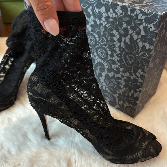 NEW! Dolce & Gabbana lace booties - Picture 2 of 4
